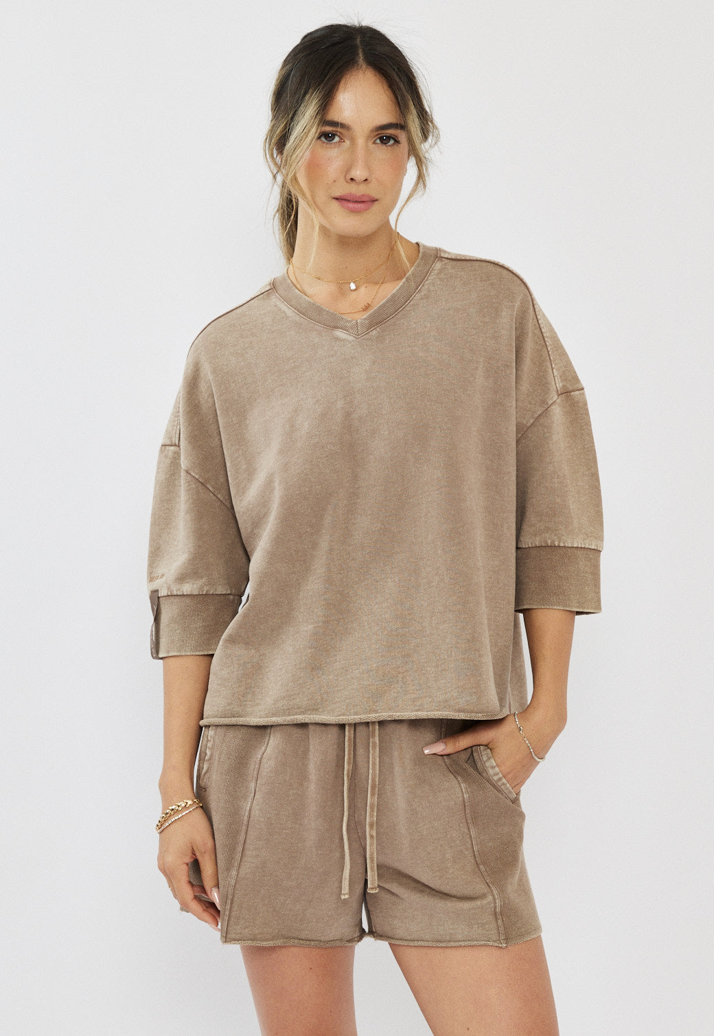 טי-שירט אוברסייז לנשים בצבע חום