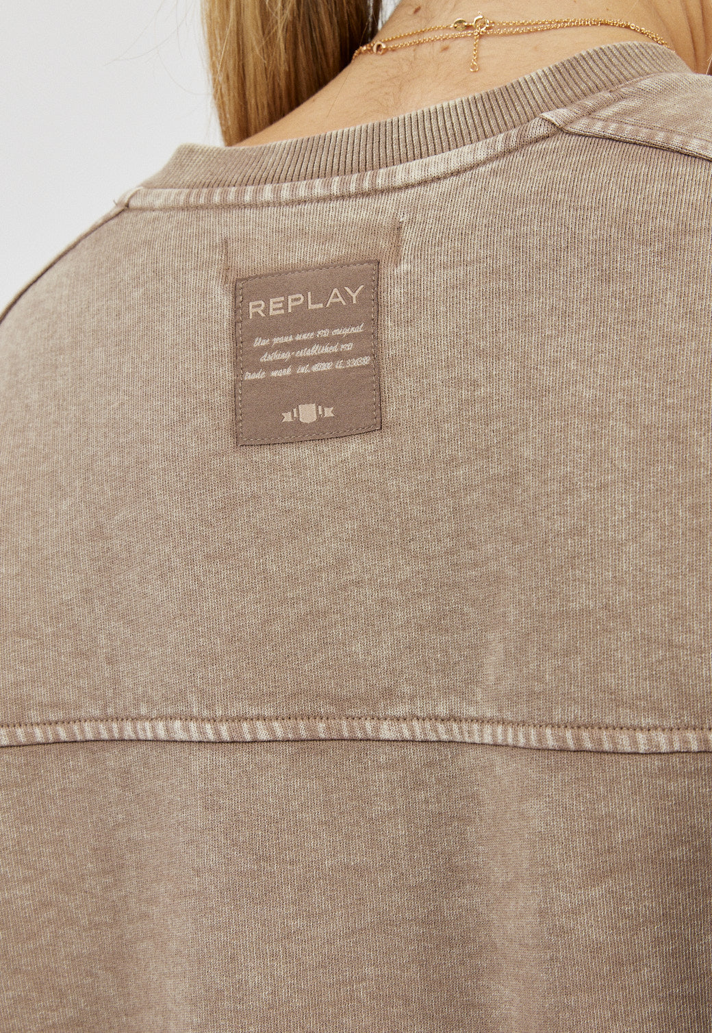 טי-שירט אוברסייז לנשים בצבע חום