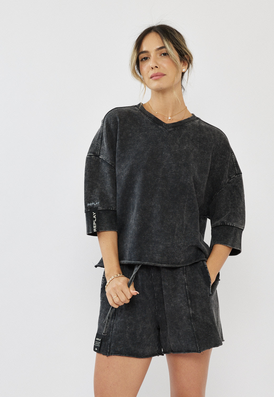 טי-שירט אוברסייז לנשים בצבע שחור ווש