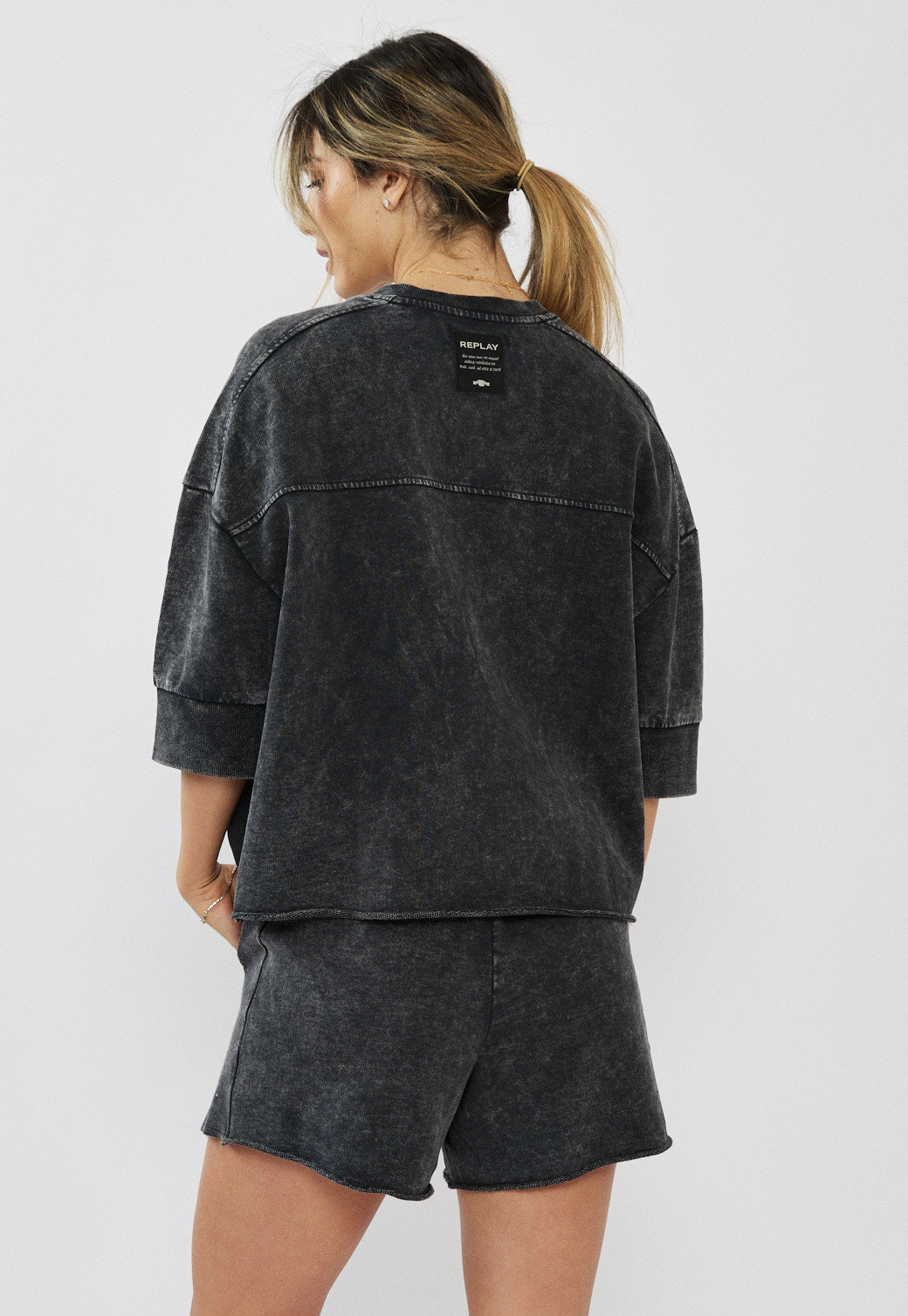 טי-שירט אוברסייז לנשים בצבע שחור ווש