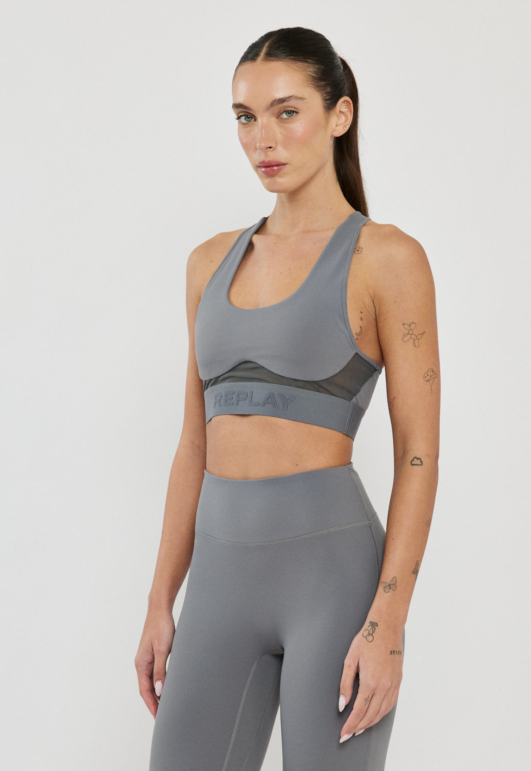 טופ ספורט לנשים בצבע אפור