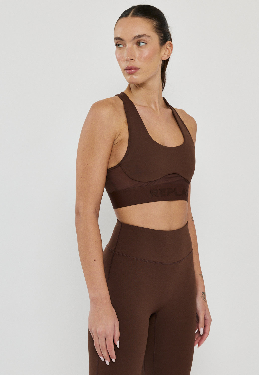 טופ ספורט לנשים בצבע חום