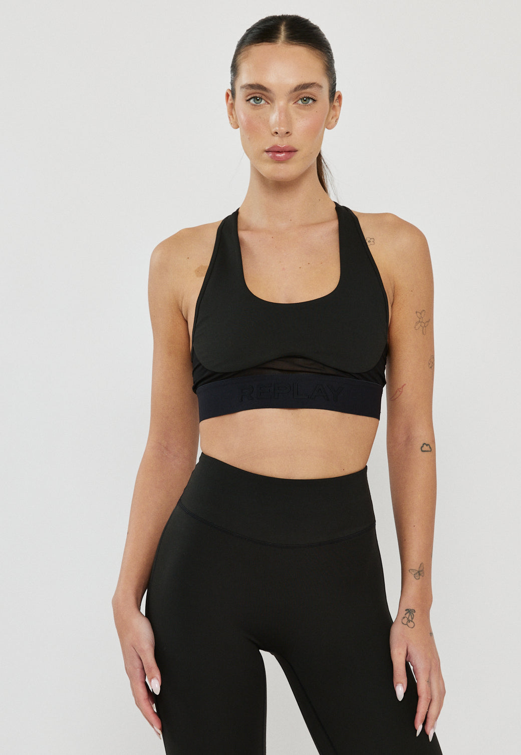טופ ספורט לנשים בצבע שחור