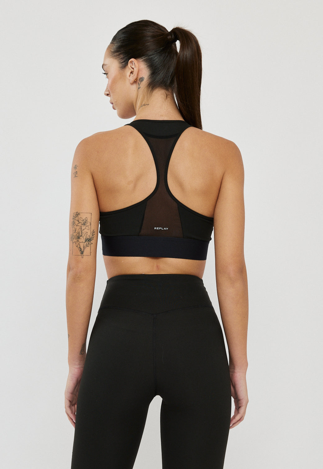 טופ ספורט לנשים בצבע שחור