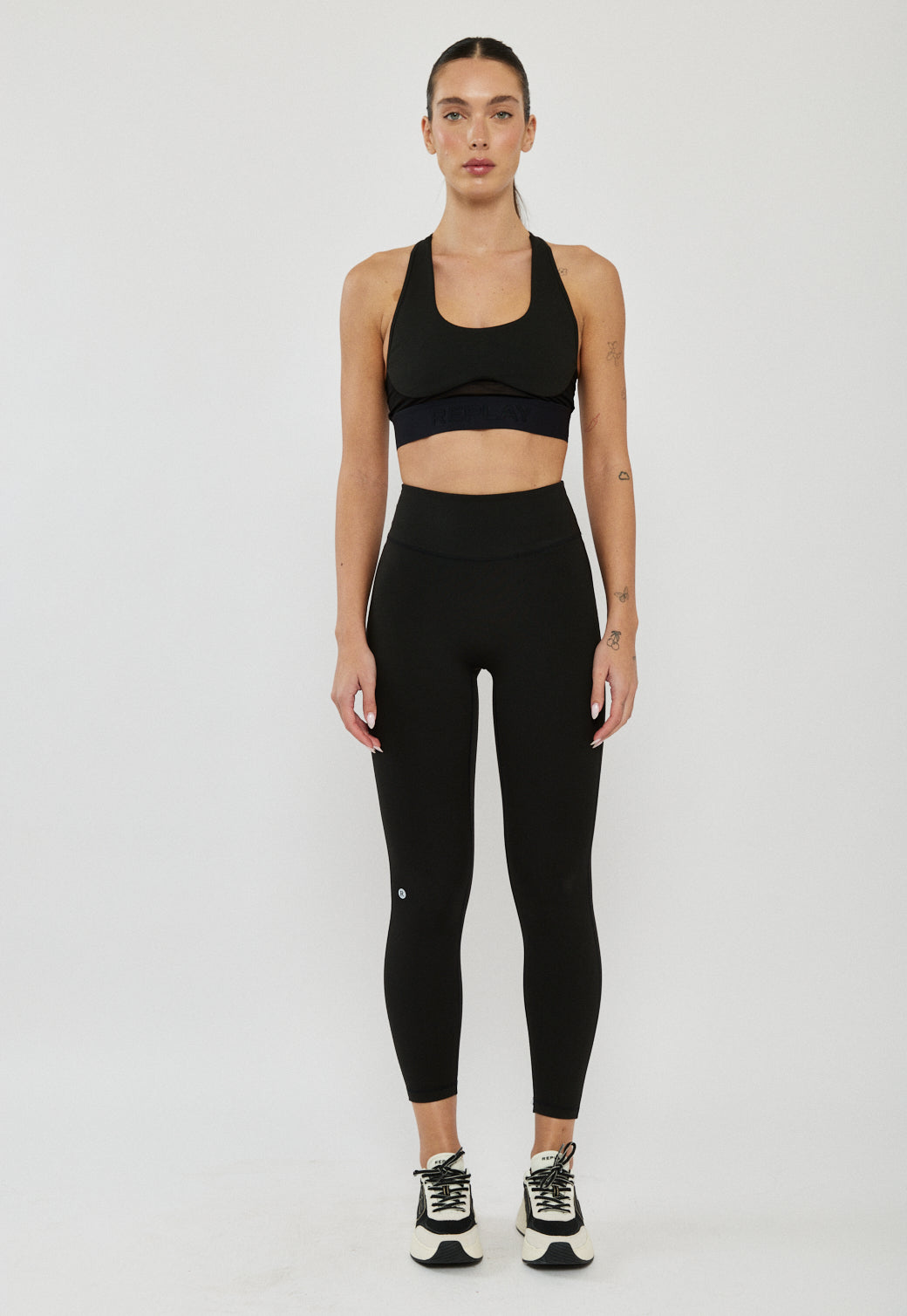 טופ ספורט לנשים בצבע שחור