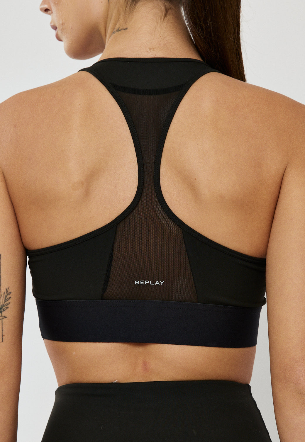 טופ ספורט לנשים בצבע שחור