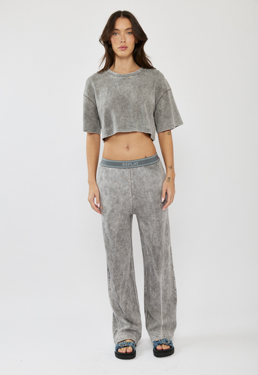 טי-שירט קרופ לנשים בצבע אפור ווש