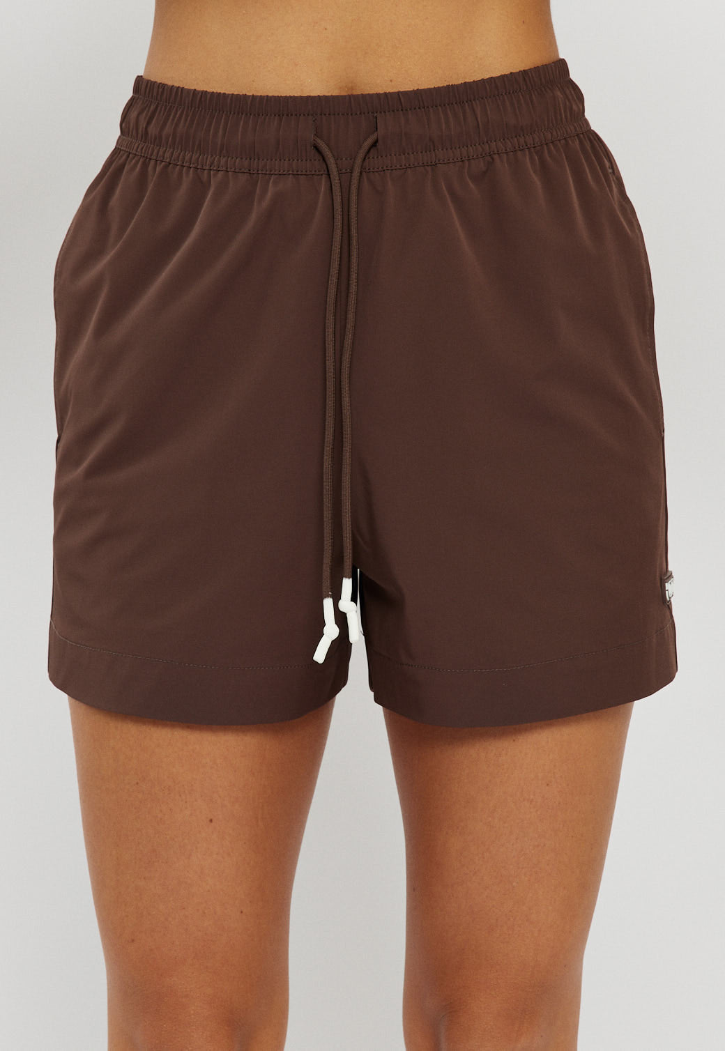 מכנסיים קצרים לנשים בצבע חום