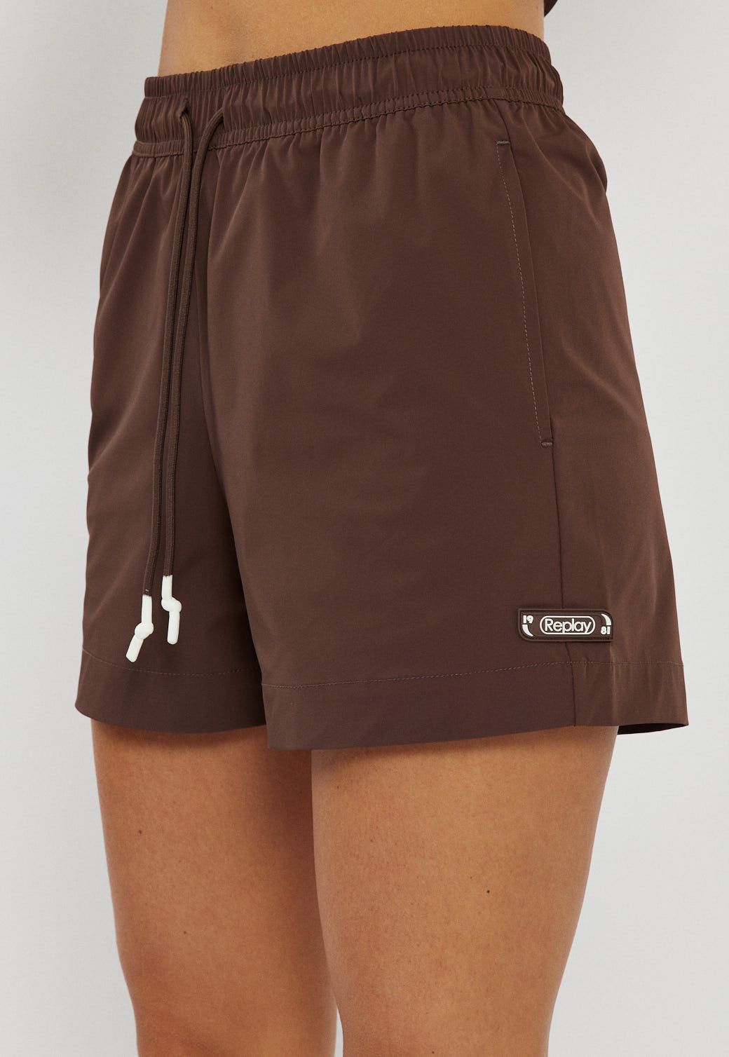 מכנסיים קצרים לנשים בצבע חום