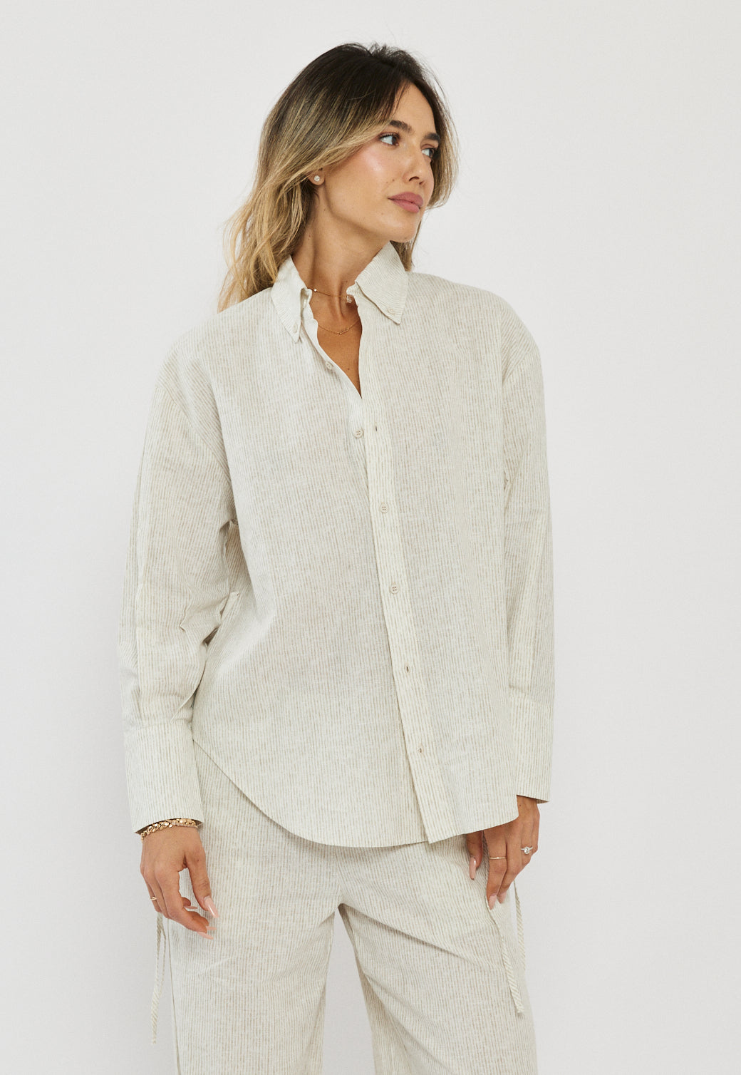 חולצה מכופתרת ארוכה לנשים בצבע אבן