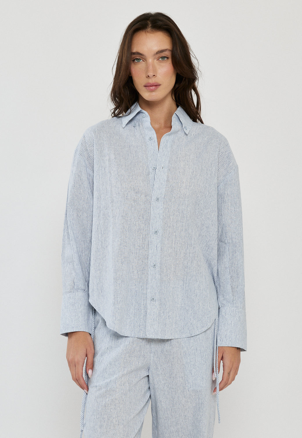 חולצה מכופתרת לנשים כחול פסים עדינים