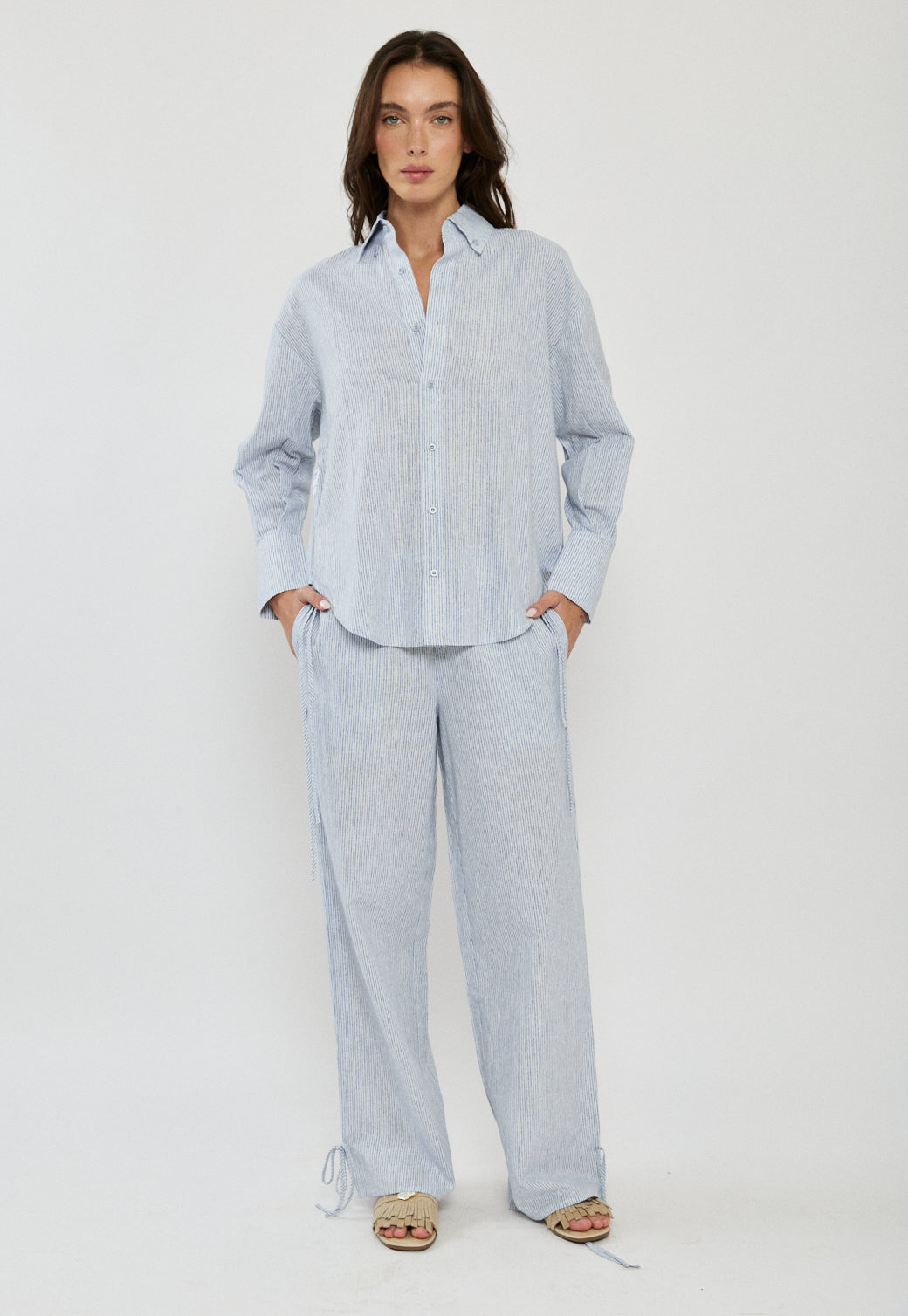 חולצה מכופתרת לנשים כחול פסים עדינים