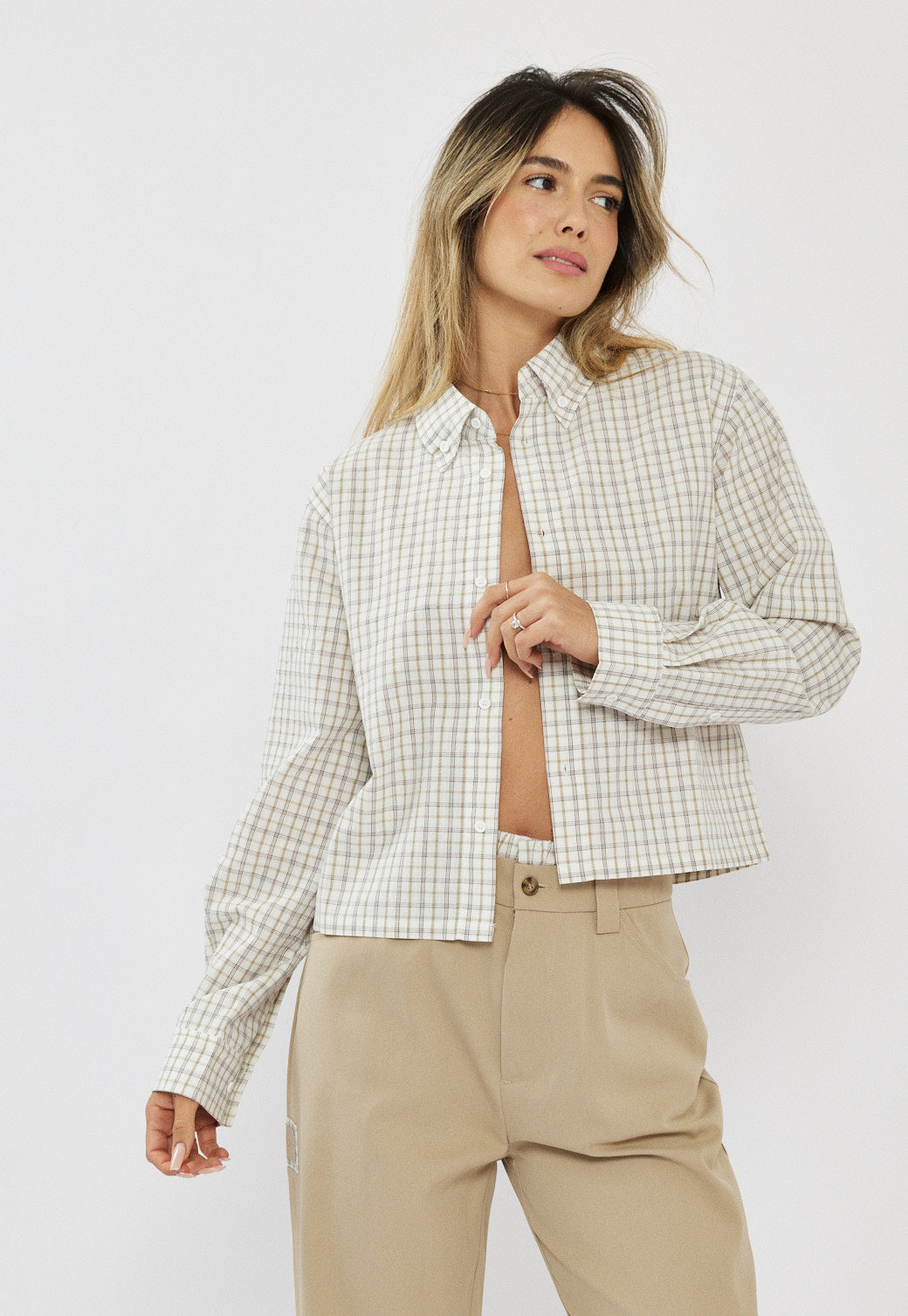 חולצה מכופתרת לנשים בצבע שמנת משובץ