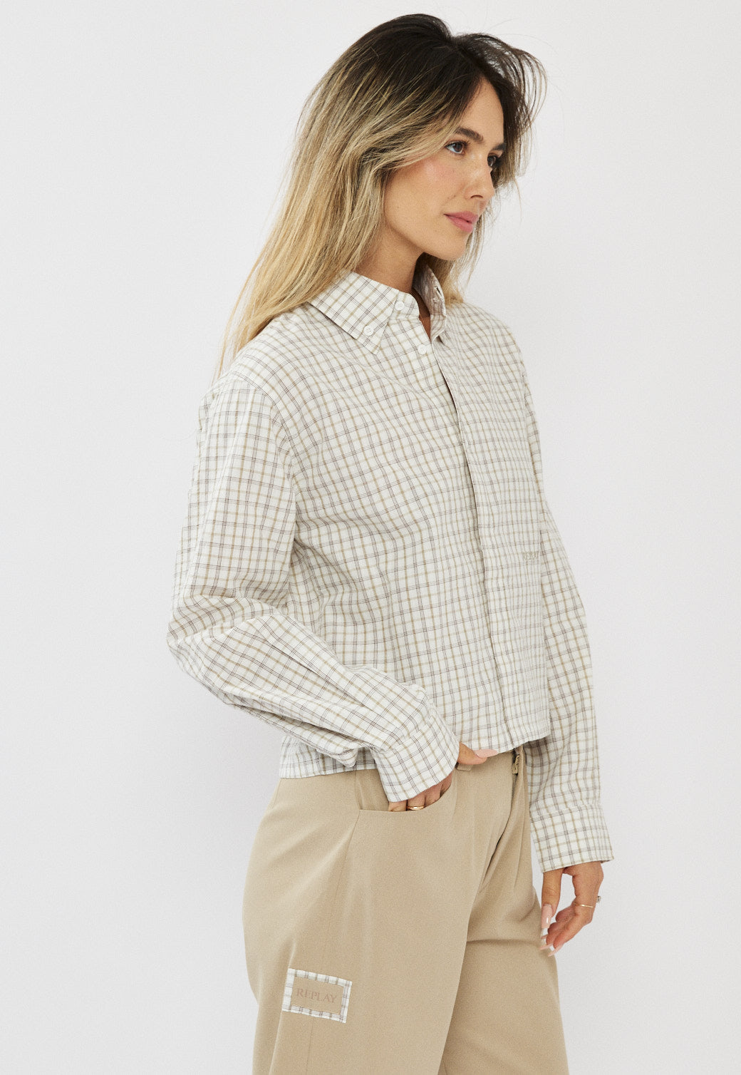 חולצה מכופתרת לנשים בצבע שמנת משובץ