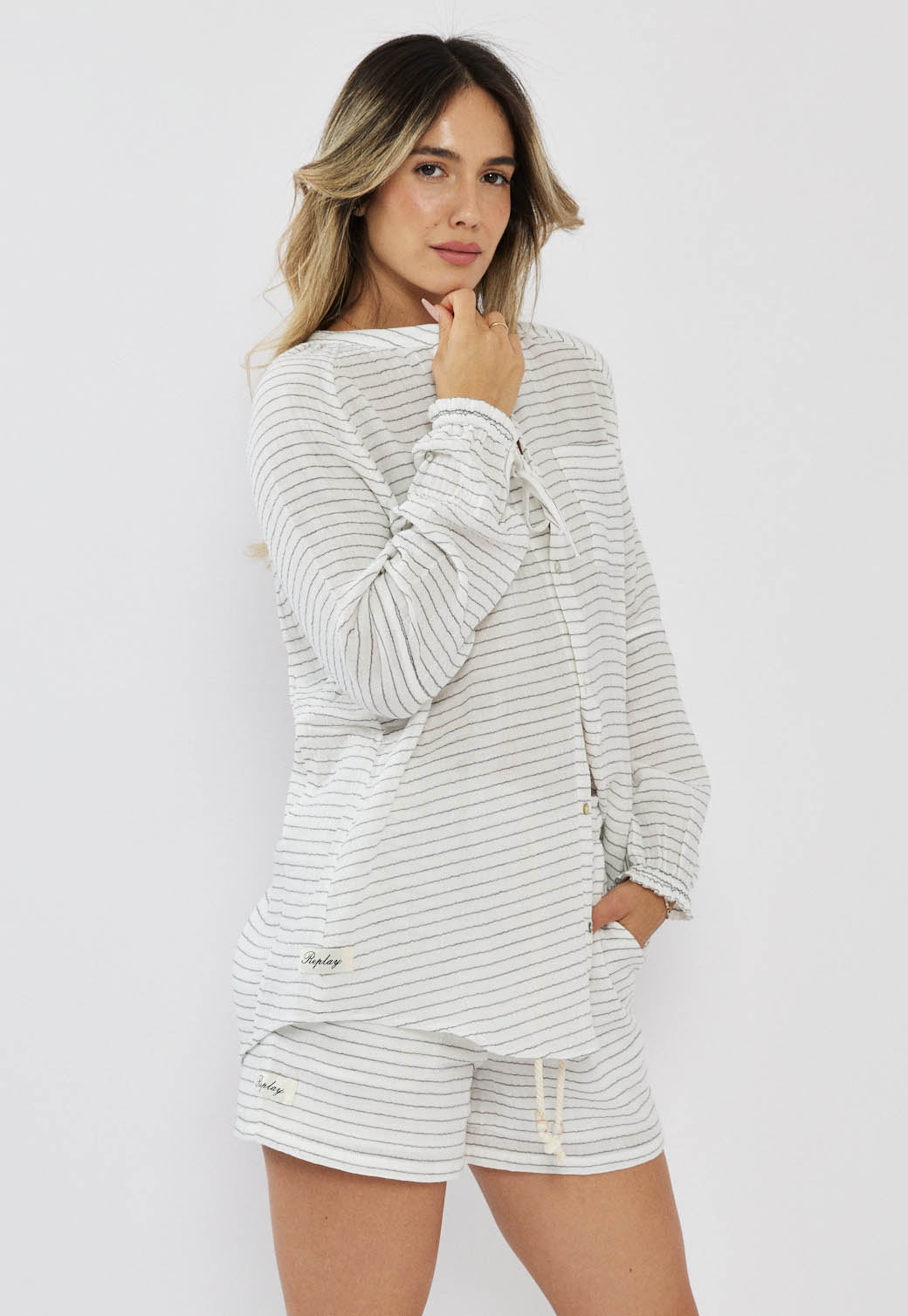 חולצה מכופתרת לנשים בצבע לבן