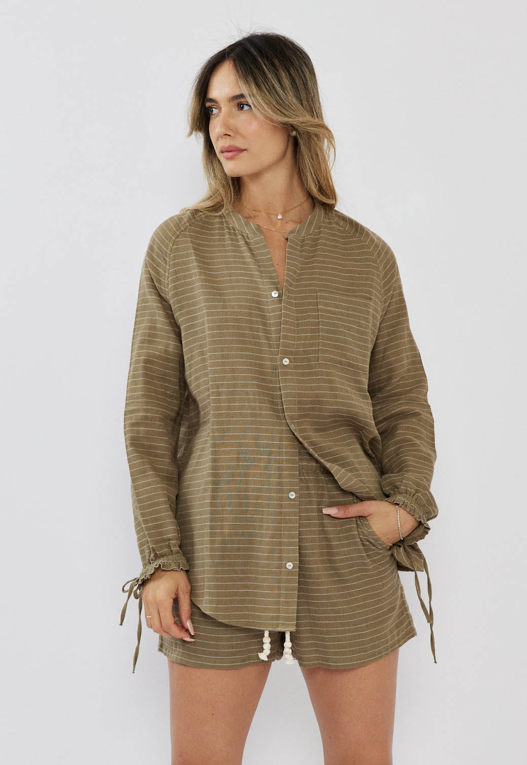 חולצה מכופתרת לנשים בצבע חום פסים