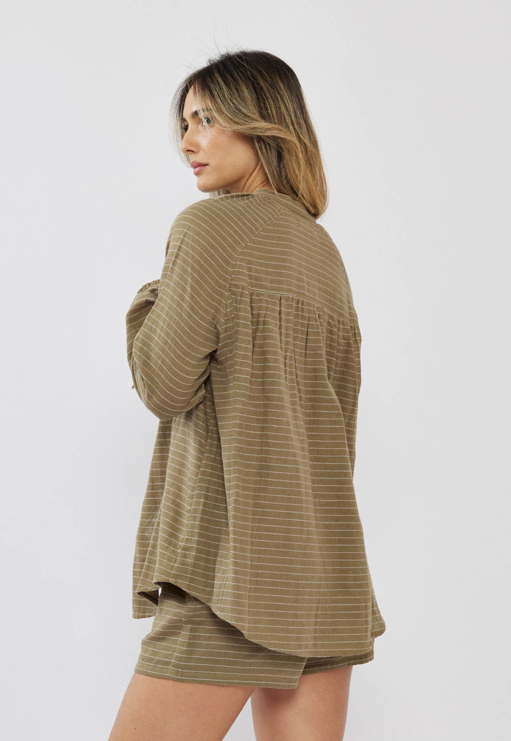 חולצה מכופתרת לנשים בצבע חום פסים