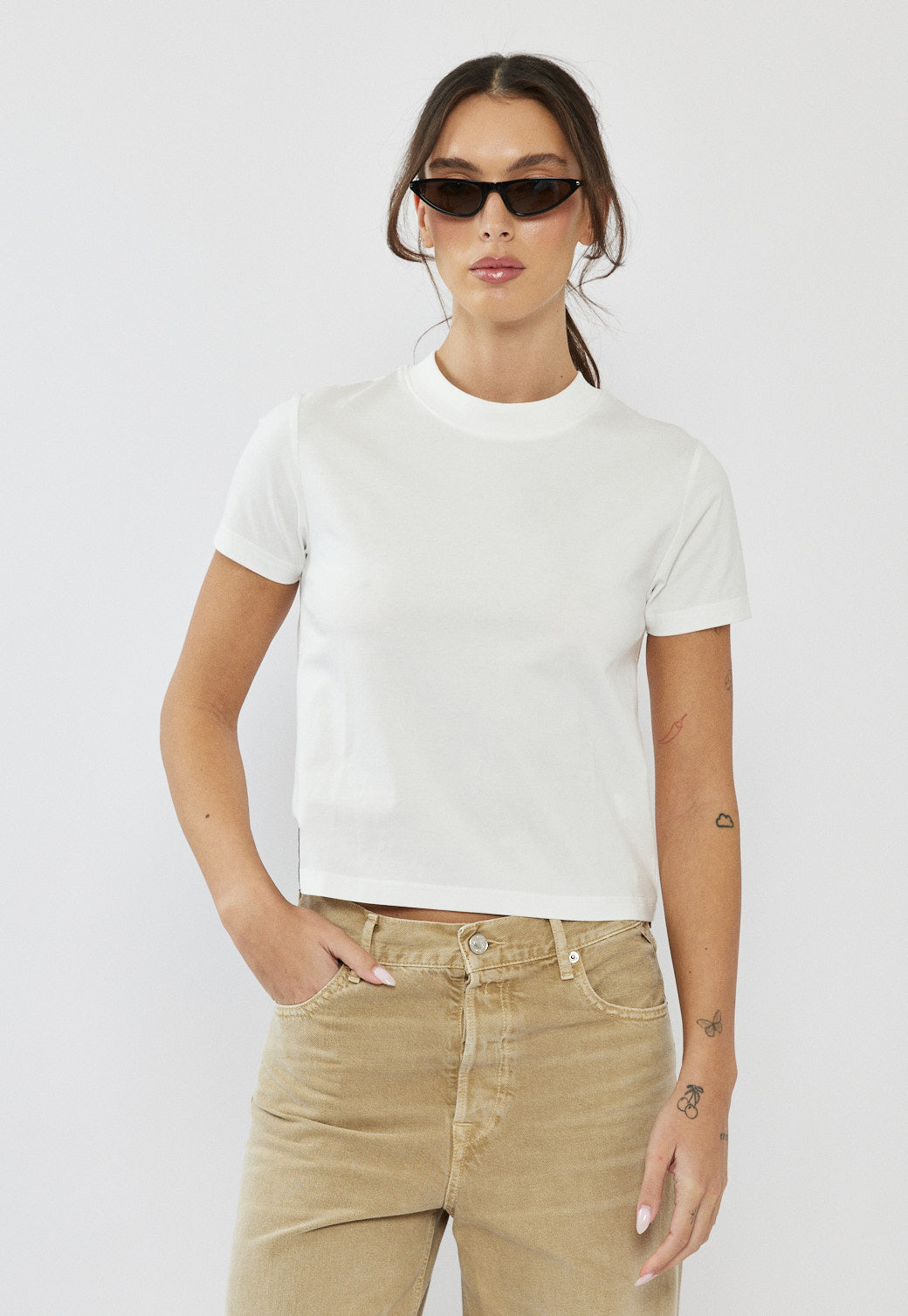 טי-שירט לנשים בצבע לבן בגזרה קלאסית עם שרוולים קצרים וצווארון עגול