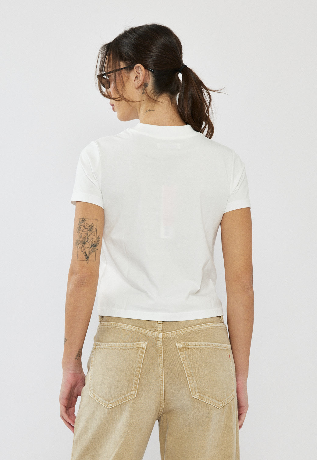 טי-שירט לנשים בצבע לבן