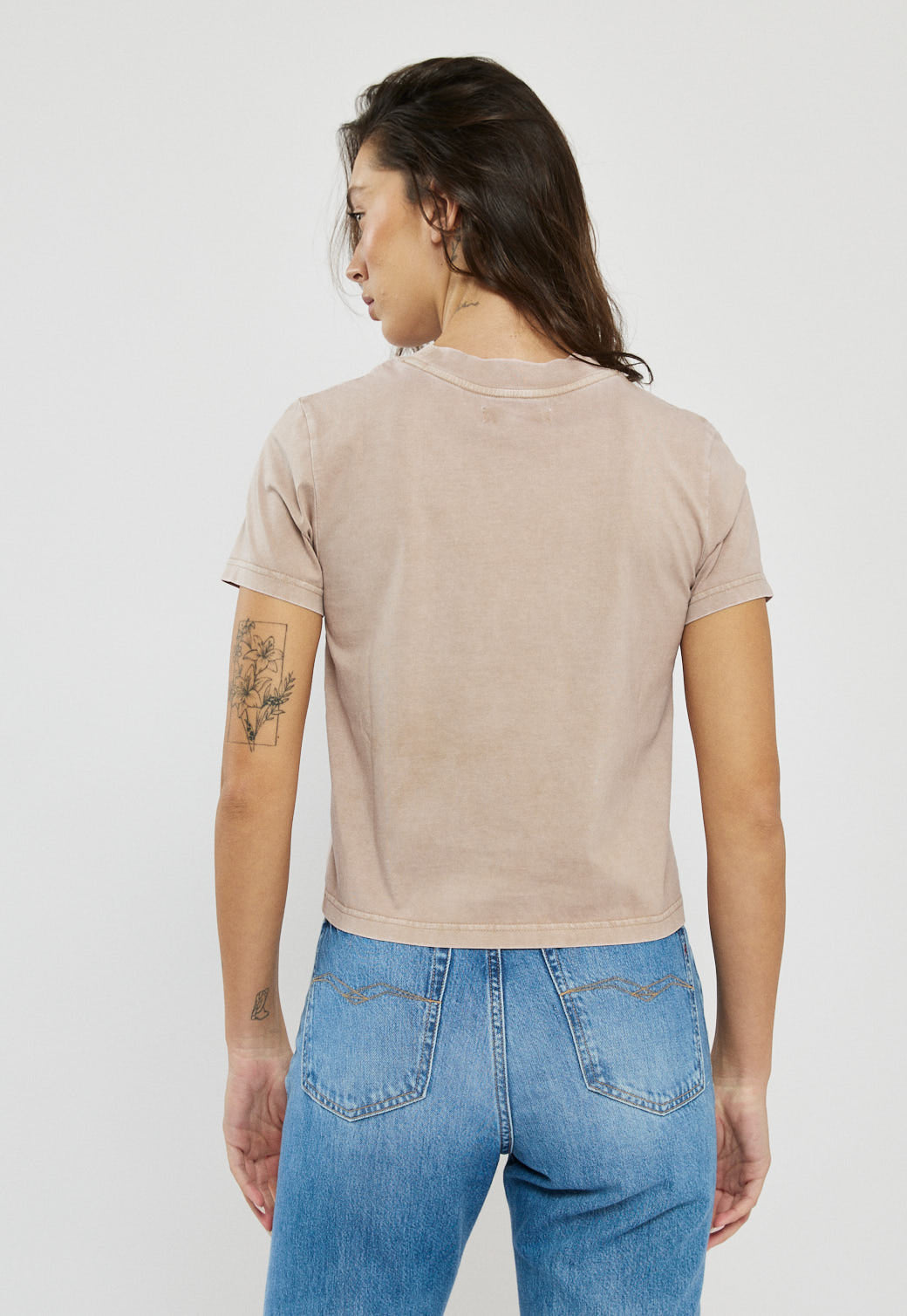 טי-שירט לנשים בצבע בז׳