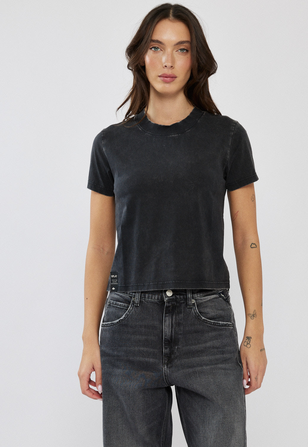 טי-שירט לנשים בצבע שחור