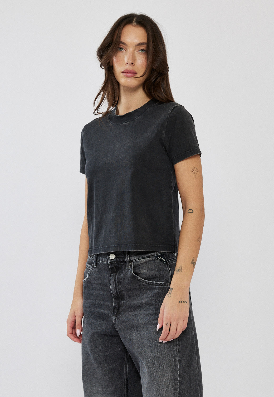 טי-שירט לנשים בצבע שחור