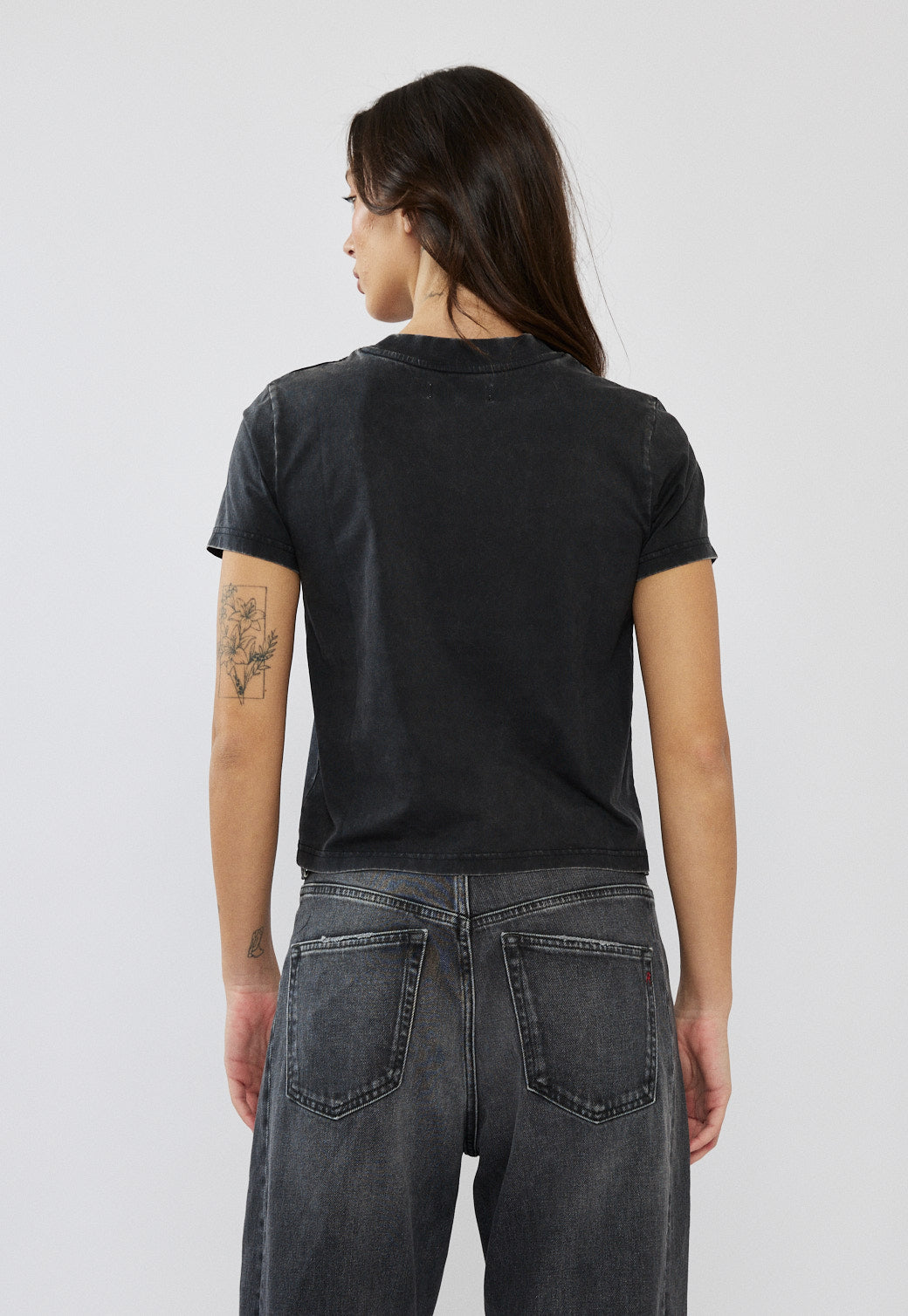 טי-שירט לנשים בצבע שחור