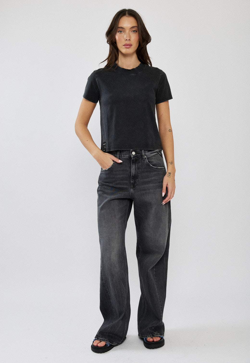 טי-שירט לנשים בצבע שחור