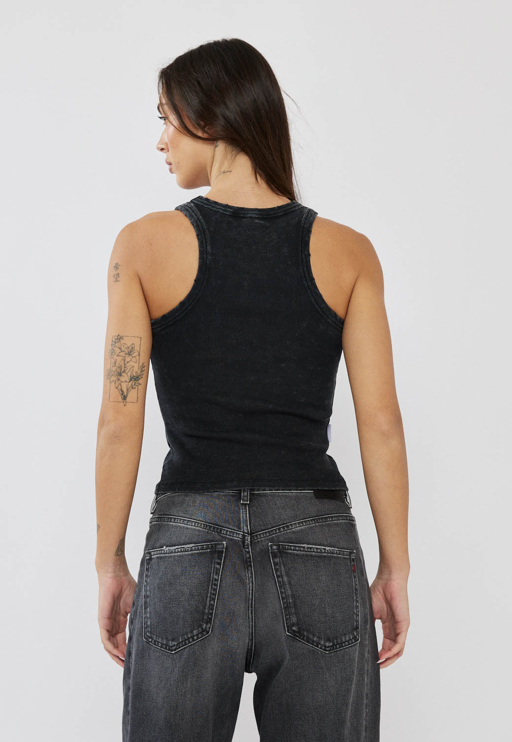 גופיית ריב לנשים בצבע שחור