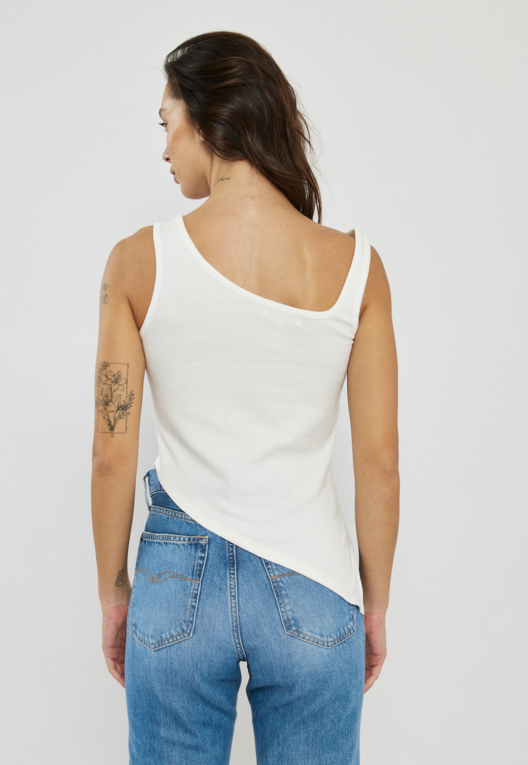 גופייה לנשים לבן עם חיתוך אסימטרי