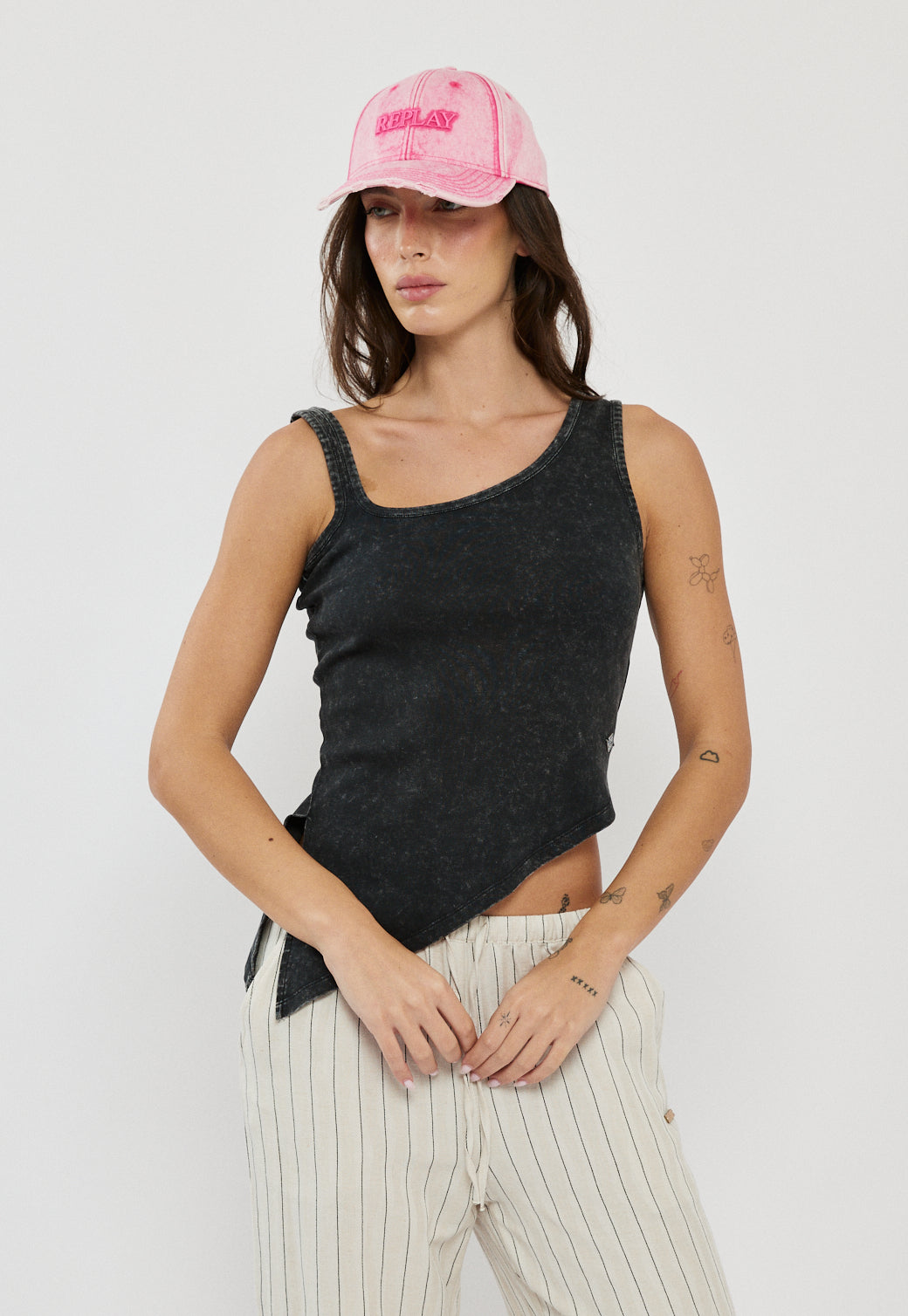 גופייה לנשים שחור ווש עם חיתוך אסימטרי