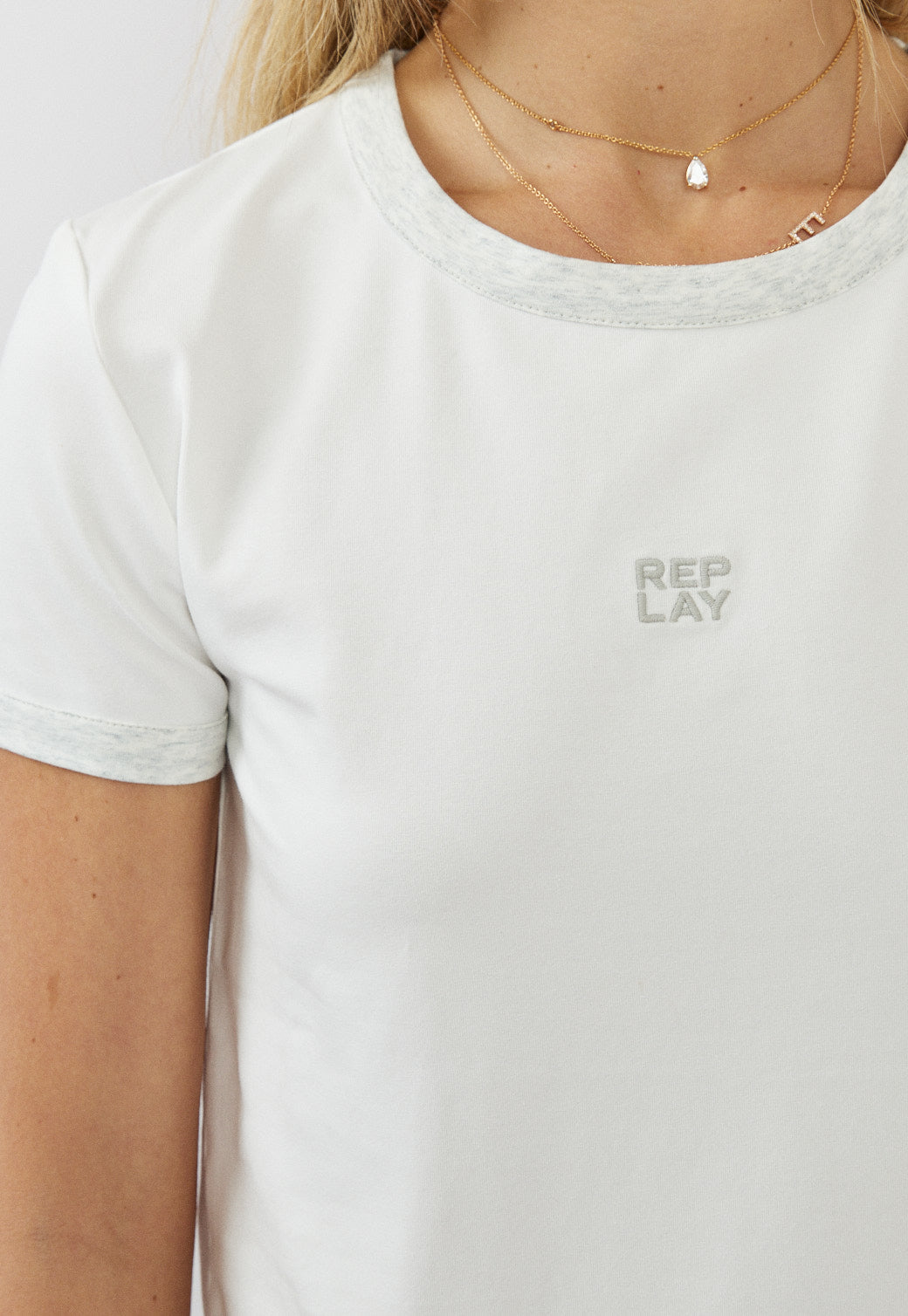 טי-שירט קלאסית לנשים בצבע לבן עם לוגו