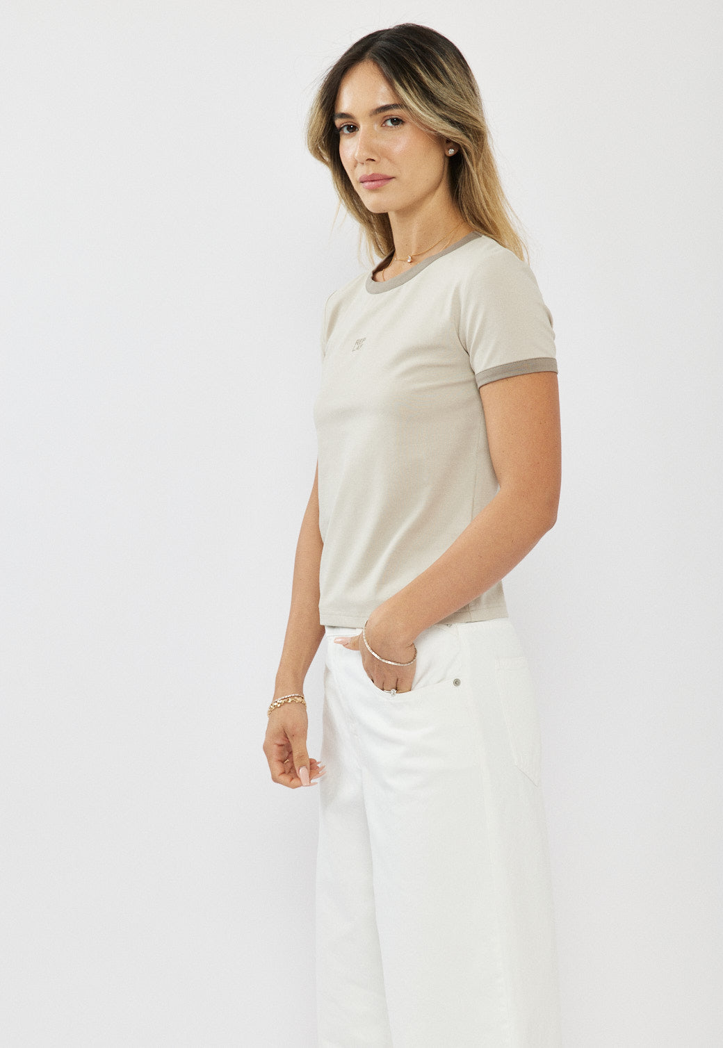 טי-שירט רינגר לנשים בצבע בז׳