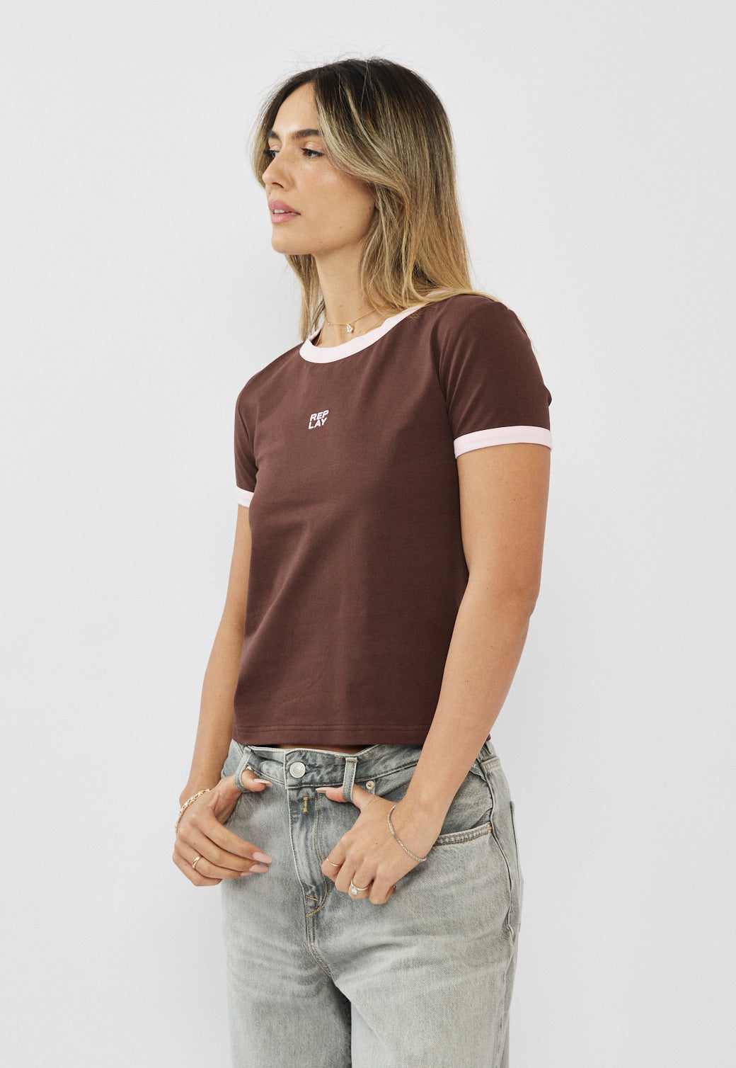 טי-שירט רינגר לנשים בצבע חום ולוגו קטן