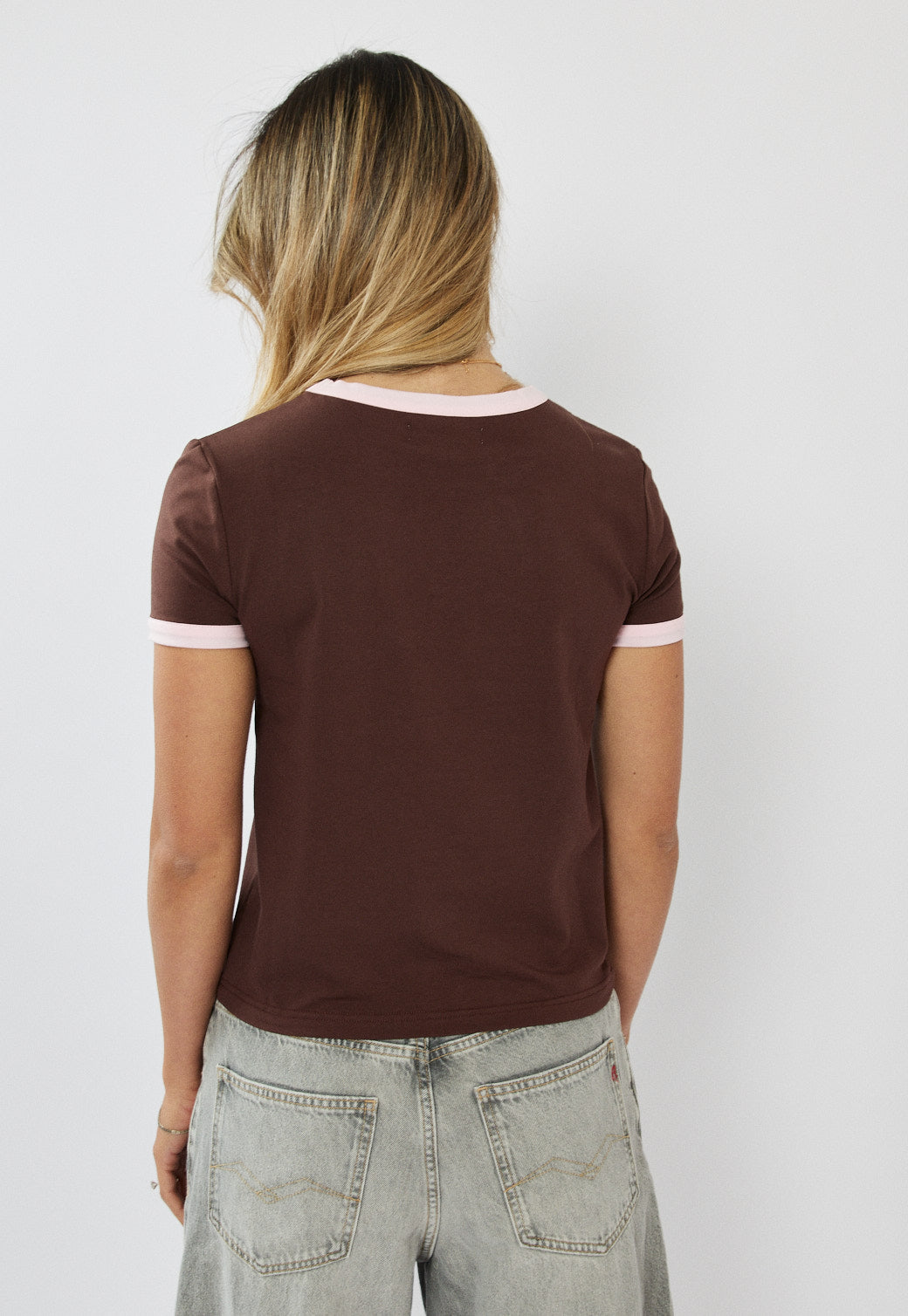 טי-שירט רינגר לנשים בצבע חום ולוגו קטן