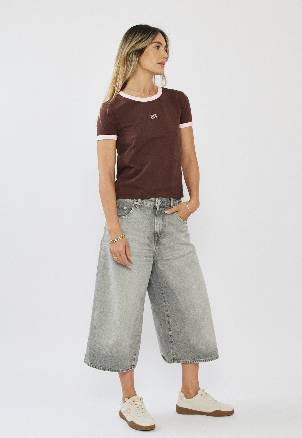 טי-שירט רינגר לנשים בצבע חום ולוגו קטן