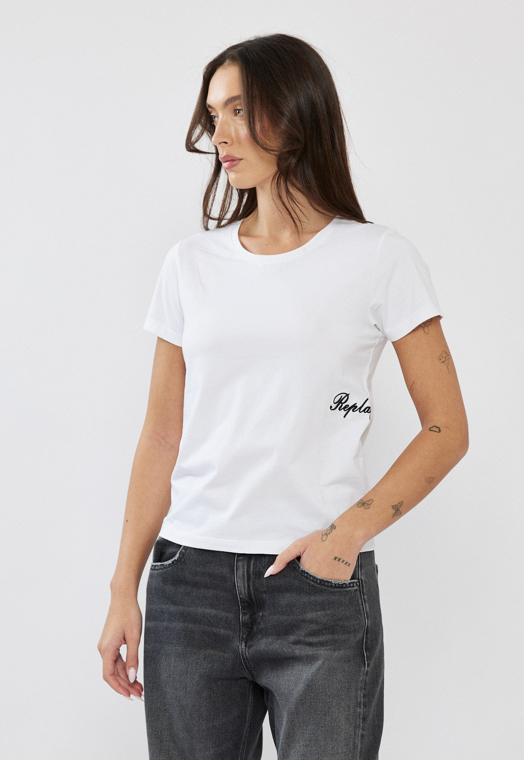 טי-שירט נשים בצבע לבן עם לוגו