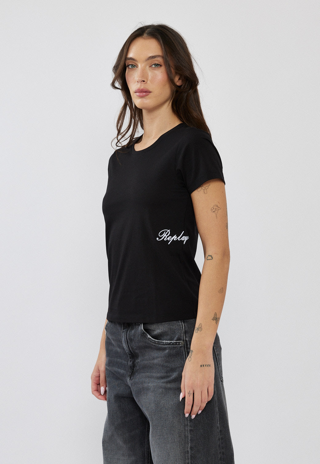 טי-שירט לנשים בצבע שחור עם לוגו