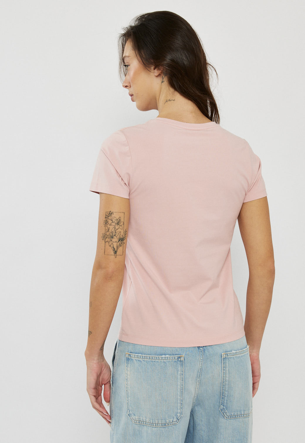 טי-שירט לנשים בצבע ורוד עם לוגו