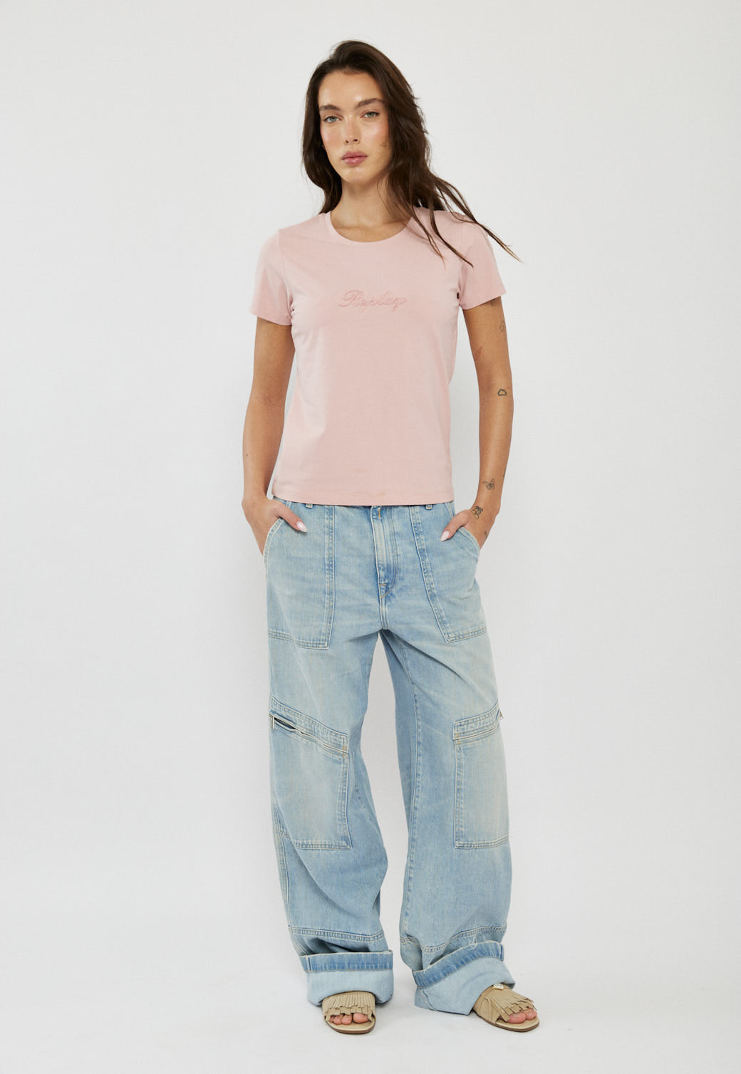 טי-שירט לנשים בצבע ורוד עם לוגו