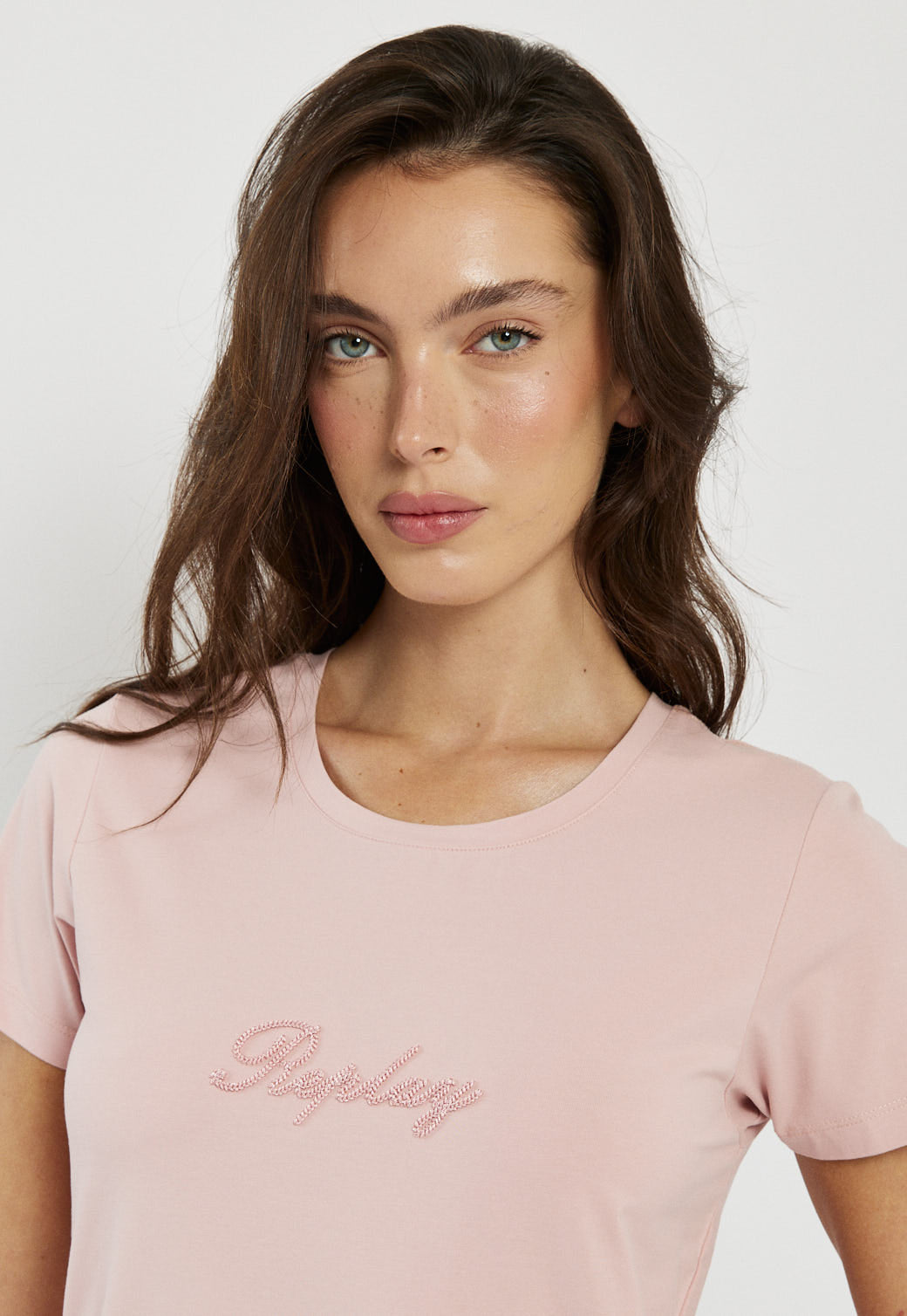 טי-שירט לנשים בצבע ורוד עם לוגו