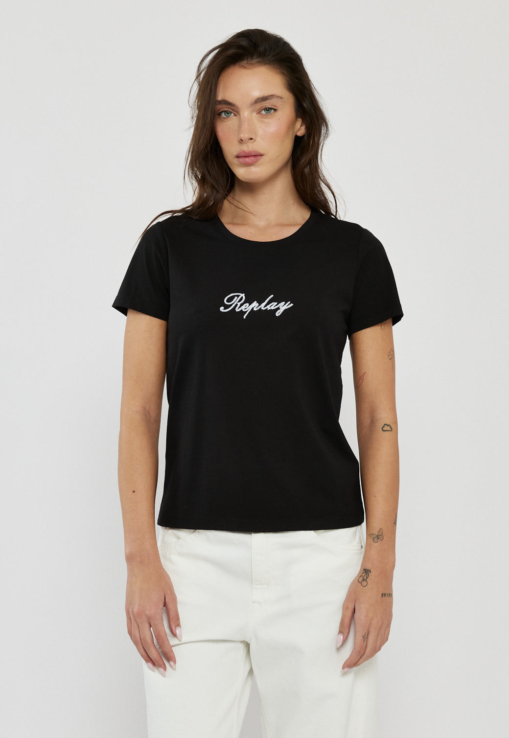 טי-שירט בצבע שחור עם לוגו