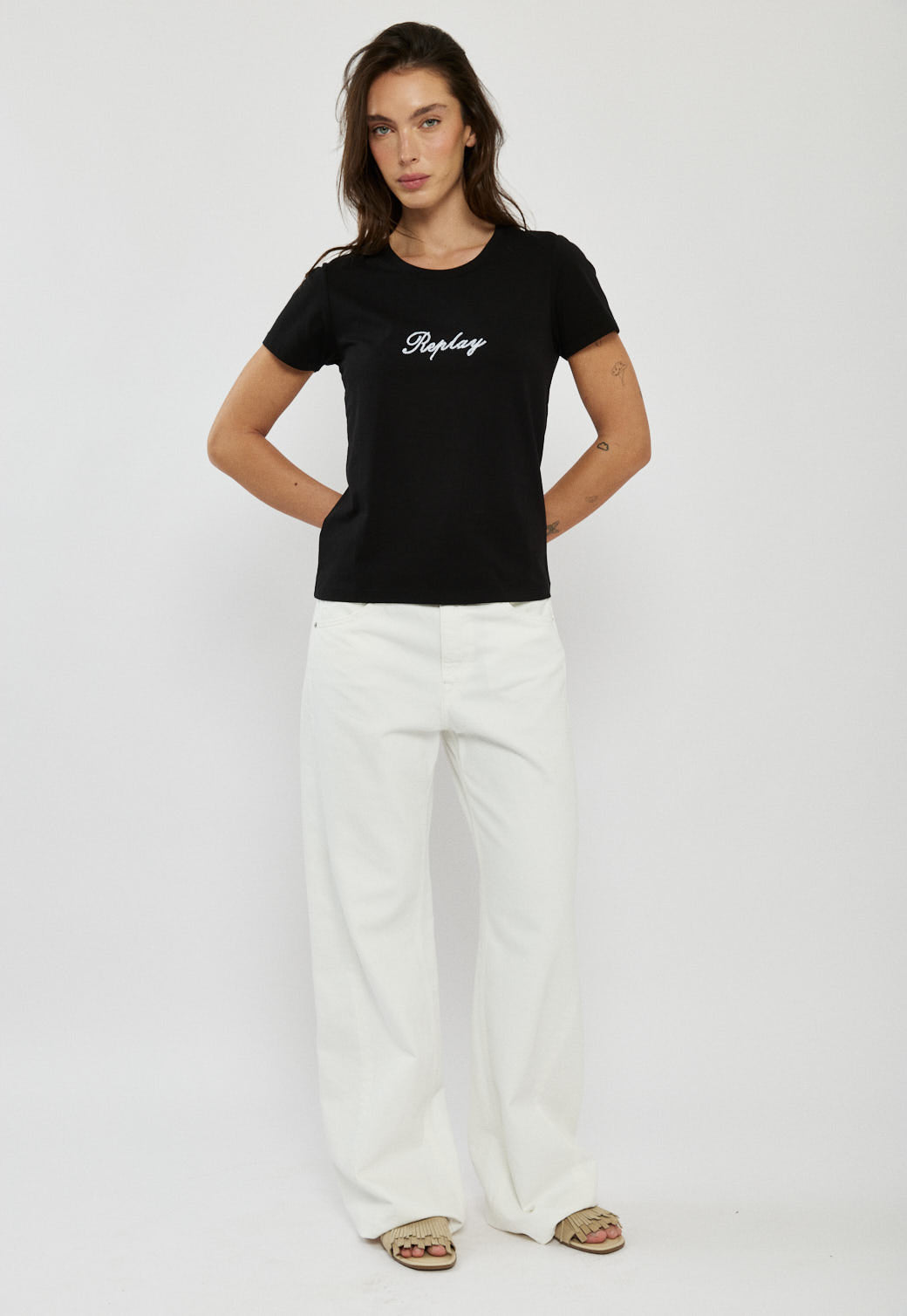 טי-שירט בצבע שחור עם לוגו