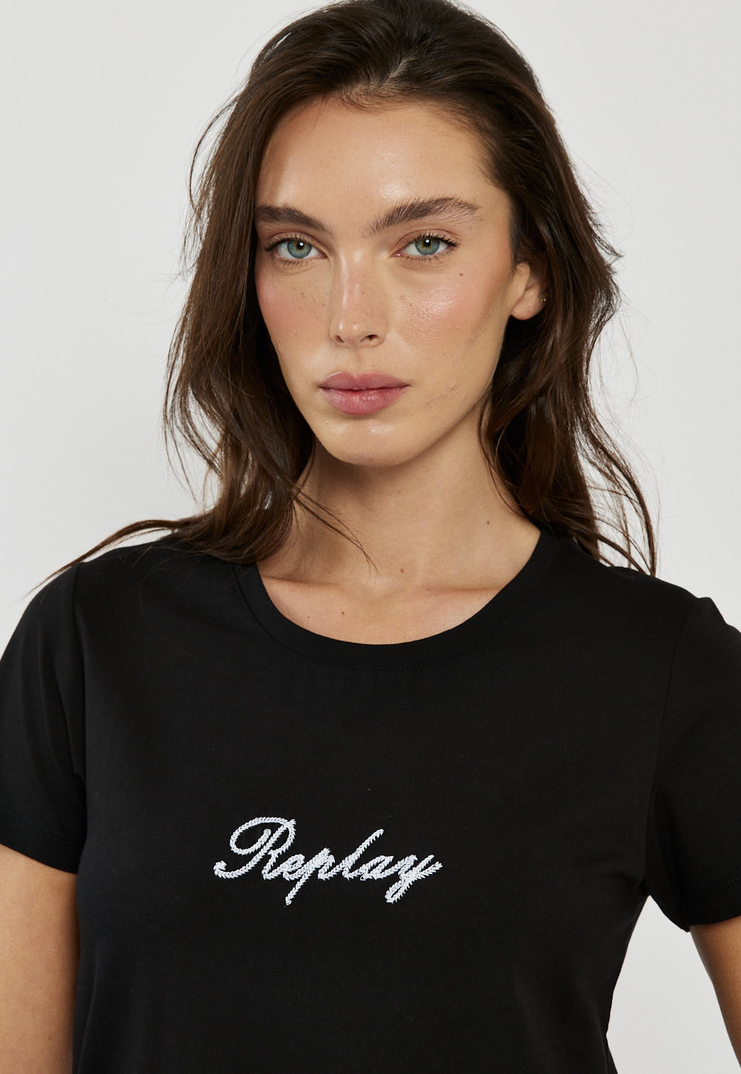 טי-שירט בצבע שחור עם לוגו