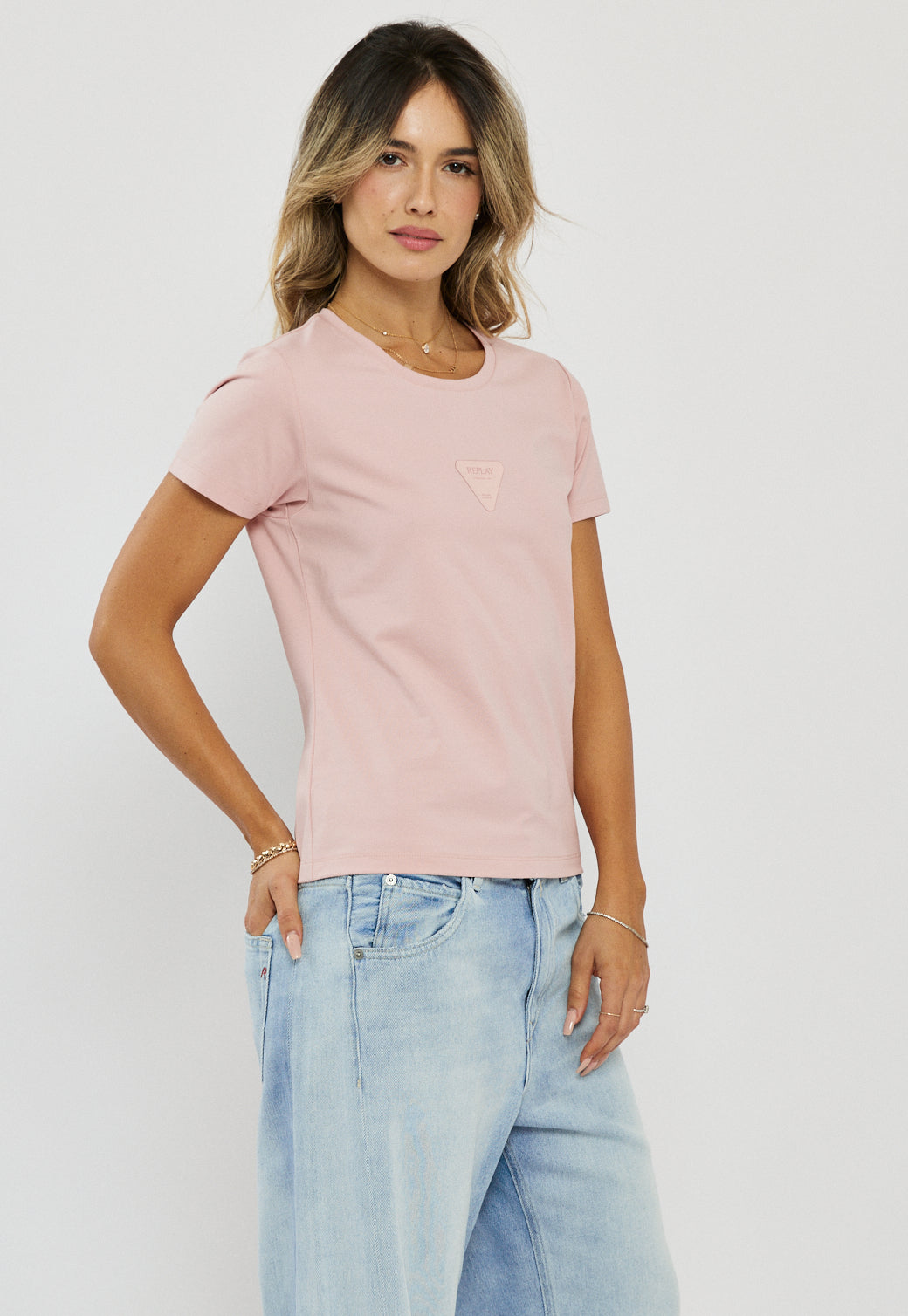 טי-שירט נשים בצבע ורוד בהיר