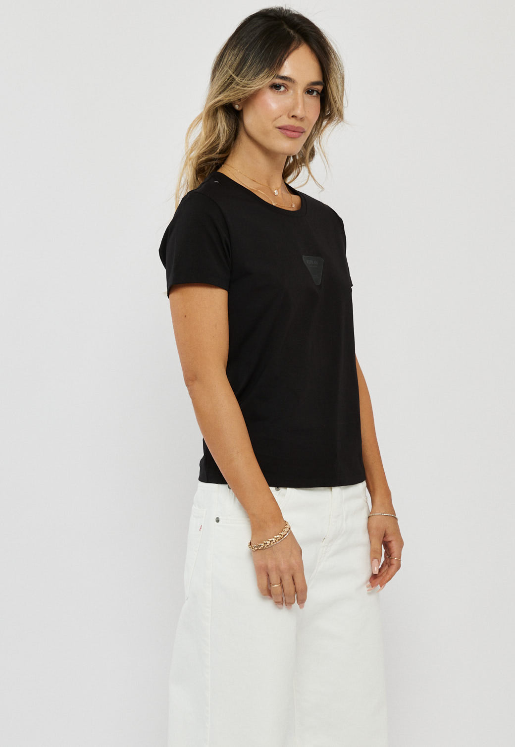טי-שירט נשים בצבע שחור