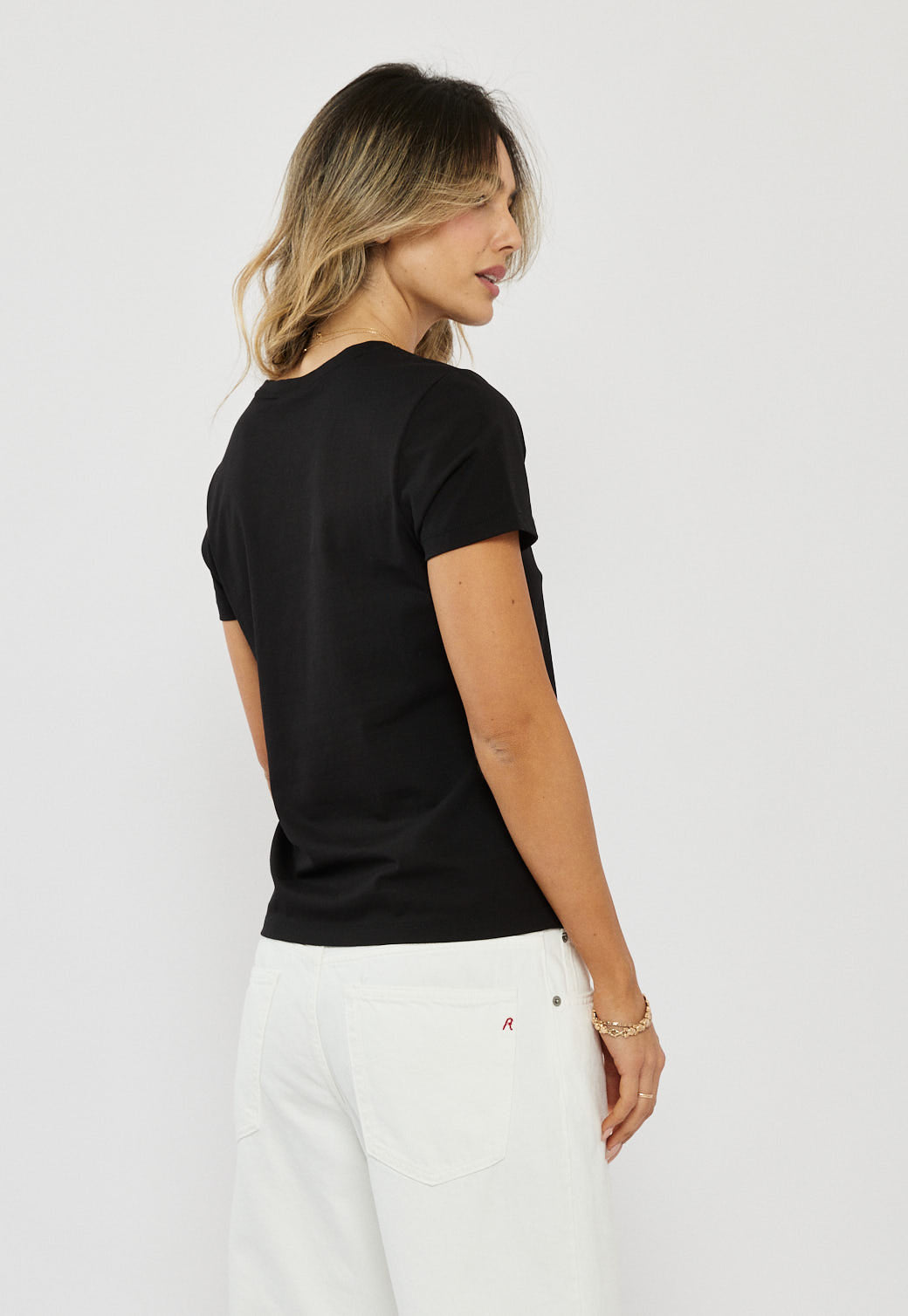 טי-שירט נשים בצבע שחור