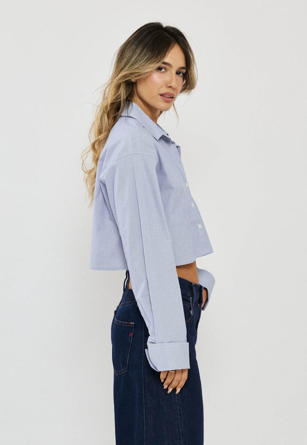 חולצה מכופתרת קרופ לנשים בצבע תכלת עם לוגו