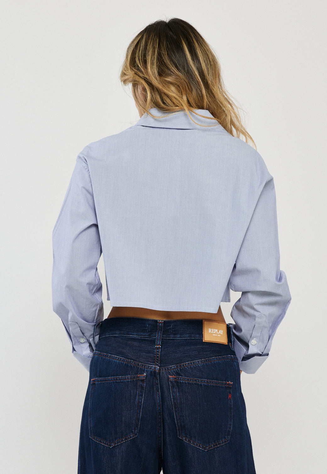 חולצה מכופתרת קרופ לנשים בצבע תכלת עם לוגו