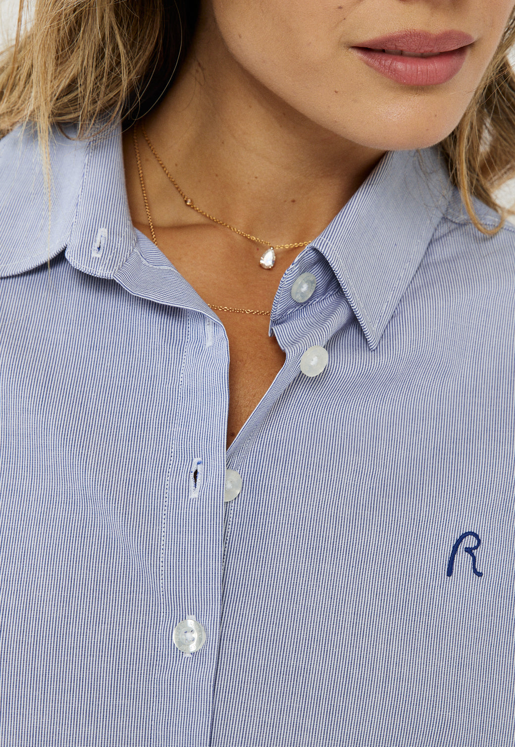 חולצה מכופתרת קרופ לנשים בצבע תכלת עם לוגו